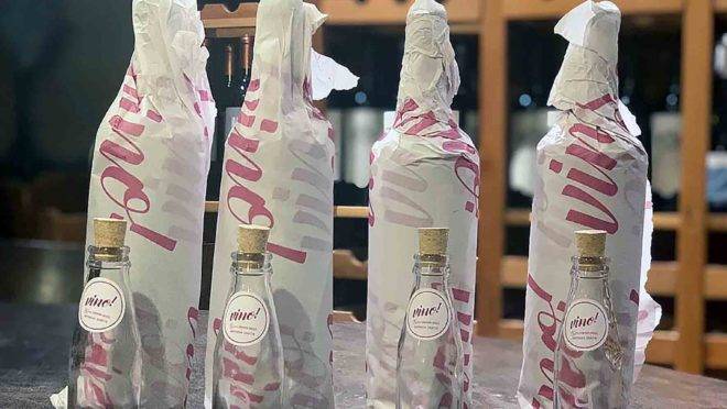 Kit de vinhos a serem degustados às cegas na live da Vino!. São quatro rótulos, em garrafinhas de 100 ml cada, não identificados, para permitir avaliação e comparação.