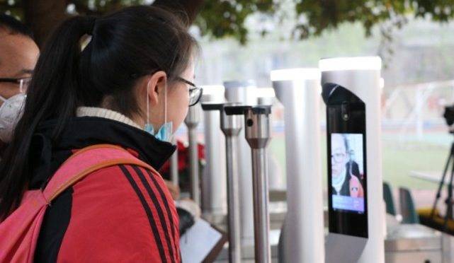 Garota tem temperatura checada e QR do Fuxuema lido em portão da escola.
