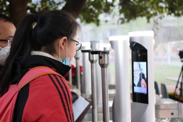 Uso de geolocalização e câmeras termais acelera volta às aulas na China Garota tem temperatura checada e QR do Fuxuema lido em portão da escola.
