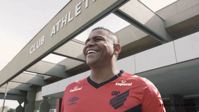 Walter vestiu a camisa do Athletico e destacou o desafio que terá.