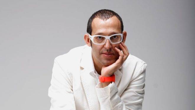 Badalado designer egípcio que prega o rosa como o novo preto da decoração também é um dos arautos da democratização do design.