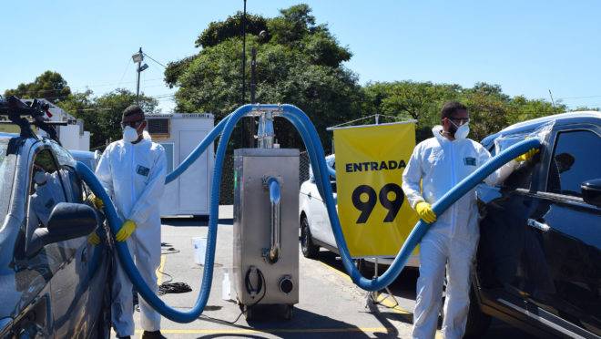 Uma névoa criada a partir da fragmentação de produtos desinfectantes é direcionada até os veículos. O processo não é tóxico.