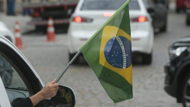 Carreata em Curitiba envolveu cerca de 50 veículos.