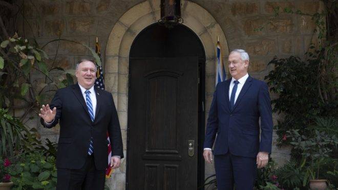O secretário de Estado americano, Mike Pompeo (esq.) e o líder do partido israelense Azul e Branco, Benny Gantz, se encontram em Jerusalém, 13 de maio de 2020