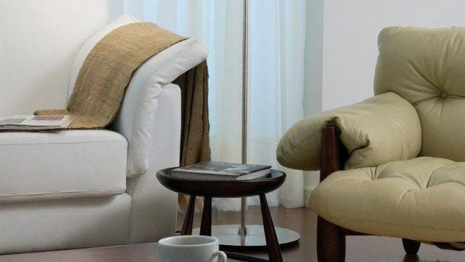 Apartamento no Cabral, em Curitiba, foi reformado por Ivan Wodzinski para receber uma família com um filho jovem, valorizando mobiliários brasileiros assinados e objetos de decoração de família.