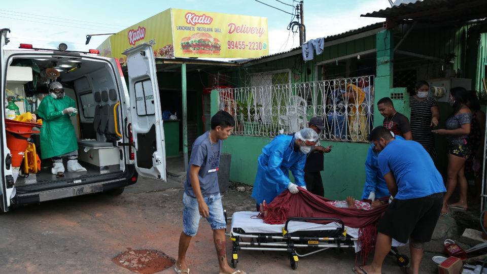 Instituto de Washington projeta quase 90 mil mortes por Covid-19 no Brasil Equipe do Samu, em Manaus, socorre paciente: IHME projeta 90 mil mortes por Covid-19 no Brasil até agosto