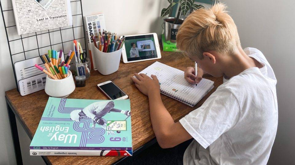Como os alunos da rede estadual estudam, e como não estudam, durante a pandemia Arthur, 11 anos, acompanha aula virtual da rede estadual do Paraná.