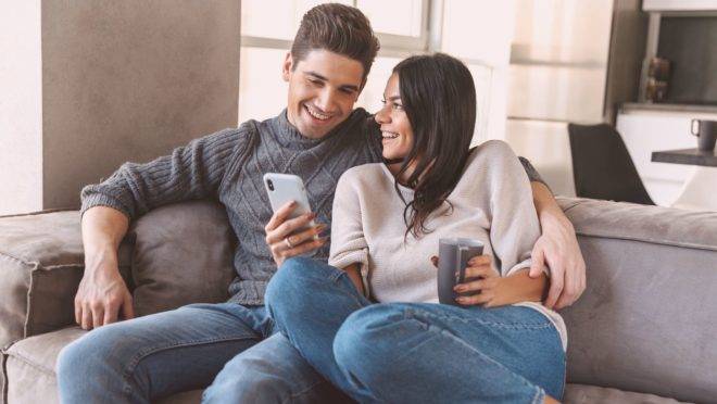 Estabelecer limites e regras para o uso do celular e da televisão é benéfico não só para seus filhos, mas também para seu casamento.