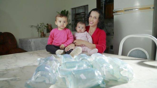 Nayara está dando uma aula de solidariedade: mãe de duas meninas, ela doa leite para 9 crianças.
