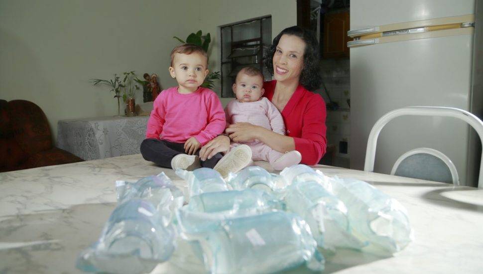 Nayara está dando uma aula de solidariedade: mãe de duas meninas, ela doa leite para nove crianças.