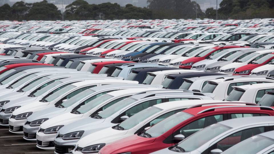 Com queda nas vendas, montadoras do Paraná amargam mau momento e ameaçam demissões Pátio da Volkswagen, em São José dos Pinhais