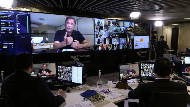 Senadores participam de sessão no dia 2 de maio, um sábado