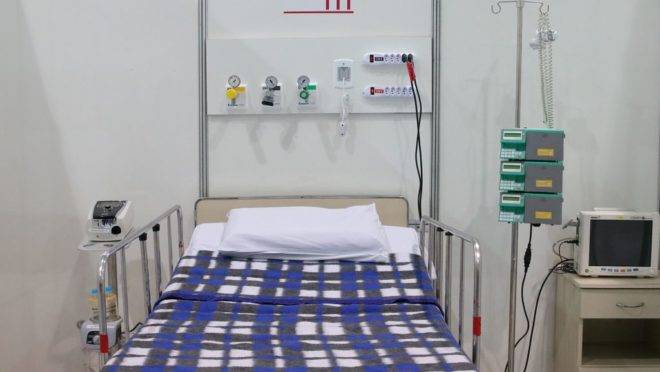 Leito em hospital de campanha para pacientes de Covid-19: gestores públicos precisam ficar atentos contra fraudes na saúde nesse momento.