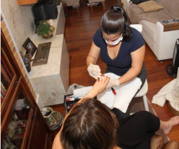 Clientes podem contratar profissionais de beleza para atendimento domiciliar através do aplicativo. Foto: Divulgação/BNYOU Clientes podem contratar profissionais de beleza para atendimento domiciliar através do aplicativo. Foto: Divulgação/BNYOU
