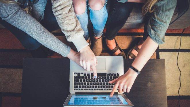A internet tem sido a alternativa de muitos profissionais para continuar oferecendo seus serviços.
