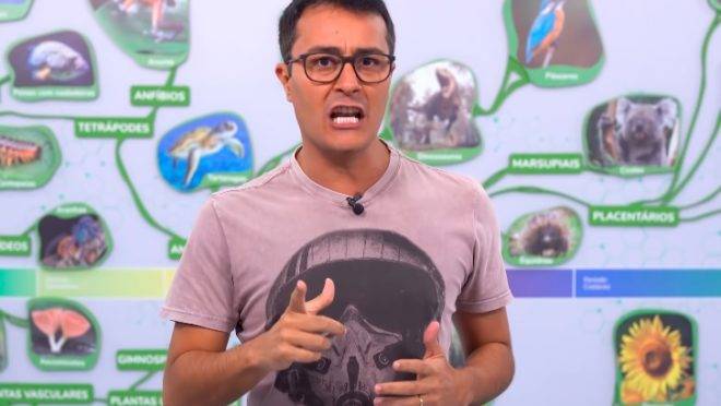 Professor de Biologia Paulo Jubilut criticou o presidente Jair Bolsonaro (sem partido) e seus apoiadores durante uma vídeo aula privada e teve o conteúdo vazado. Na imagem, Jubilut dá aula aberta no Youtube.
