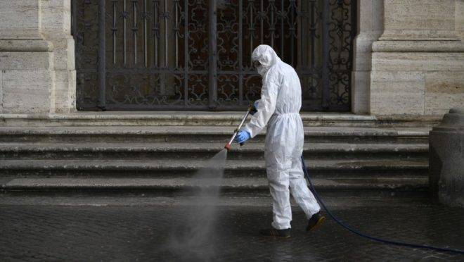Funcionário da companhia de limpeza passa desinfetantes em basílica de Roma, Itália, 15 de maio de 2020