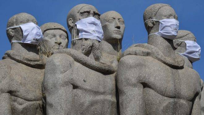 Estátuas do Monumento das Bandeiras com máscaras de proteção em São Paulo, 12 de maio