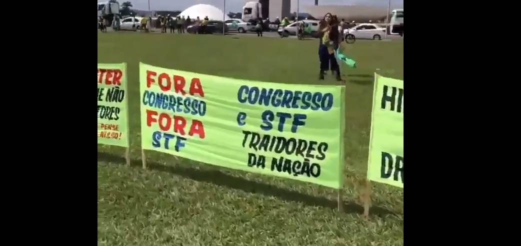 Faixas contra o Congresso e o STF estavam na manifestação deste domingo (17), como de praxe.