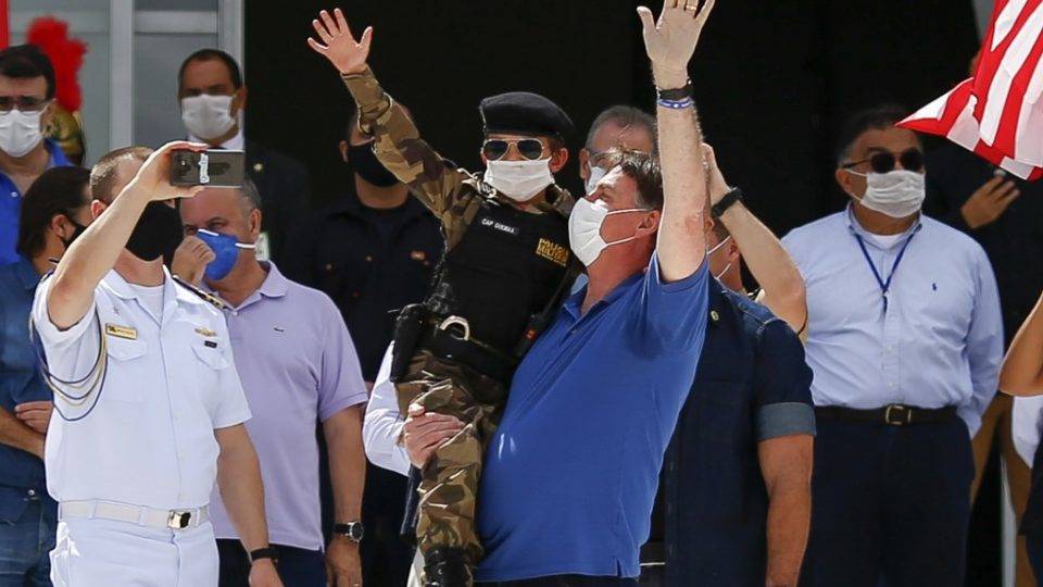 Já virou rotina Bolsonaro no Planalto aos domingos de manhã. Dessa vez, ele estava com 11 ministros O presidente Jair Bolsonaro em manifestação no Palácio do Planalto no dia 17 de maio de 2020