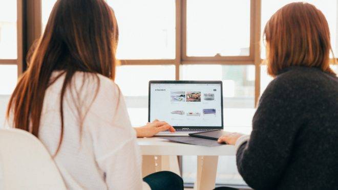 Entre as oportunidades capacitações gratuitas, transmissões ao vivo e vagas.