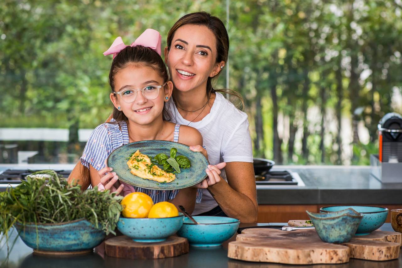A chef Kika Marder prepara omelete francesa com a filha, Mariana. A chef Kika Marder prepara omelete francesa com a filha, Mariana.