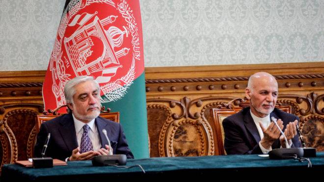 Ashraf Ghani (direita) ao lado de Abdullah Abdullah