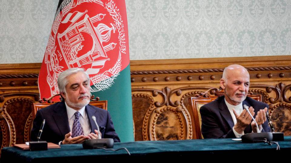 Forças políticas rivais selam acordo no Afeganistão Ashraf Ghani (direita) ao lado de Abdullah Abdullah