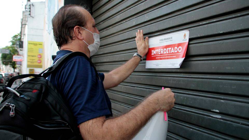 O abismo que separa o mundo real do faz de conta dos nossos governantes Governadores e prefeitos adotam atitude cada vez mais agressiva contra a população ao insistir na paralisia do país para combater a epidemia.