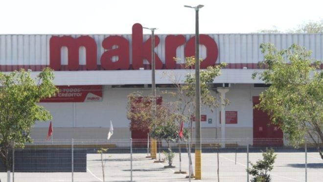 Fachada da loja do Makro em Curitiba.