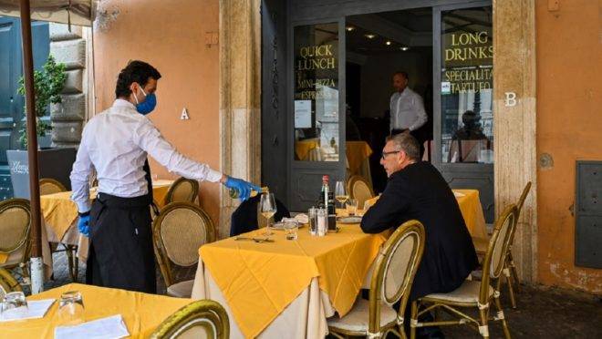 Itália reabre restaurantes