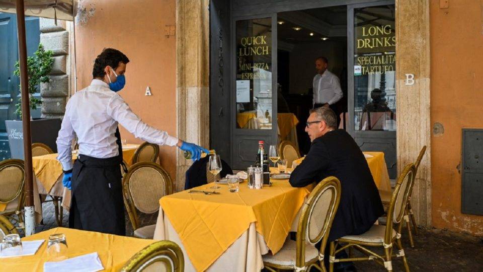 Itália reabre restaurantes