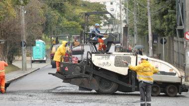 Vereadores aprovam votar com urgência empréstimo de R$ 60 milhões para asfalto Empréstimo será contratado em linha de financiamento do Banco do Brasil