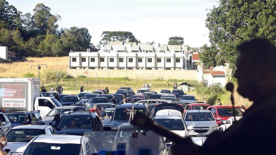 Shoppings, cinemas e até igrejas: drive-ins e drive-thrus ganham força na pandemia Culto da Igreja ABA, de Curitiba.
