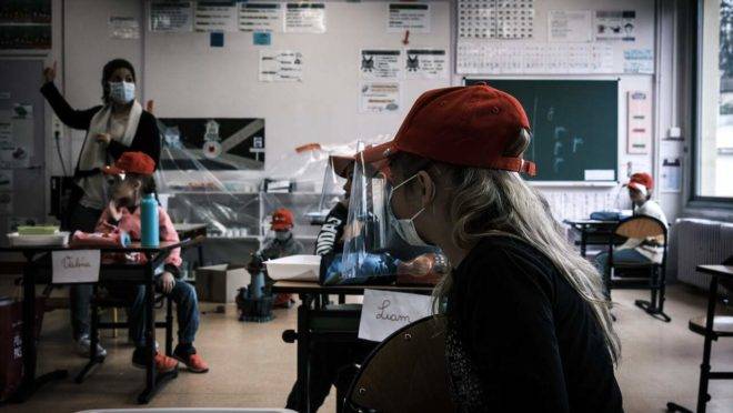 Sala de aula na França na retomada: máscaras e distanciamento.