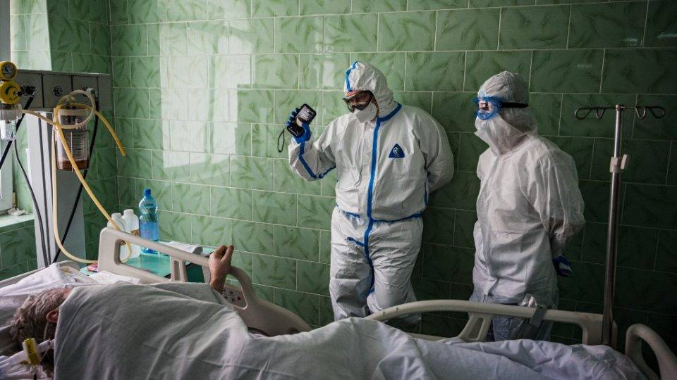 Médicos com trajes de proteção atendem paciente de Covid-19 na unidade de tratamento intensivo de hospital em Moscou, Rússia, 17 de maio de 2020