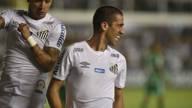 Evandro comemora gol pelo Santos.