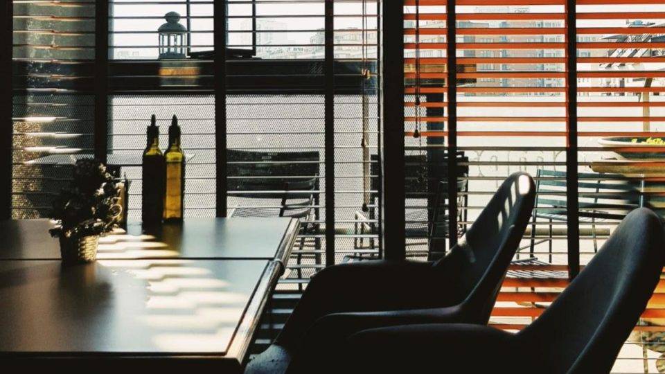 85% dos bares e restaurantes tiveram pedidos de empréstimos recusados na pandemia Restaurante fechado