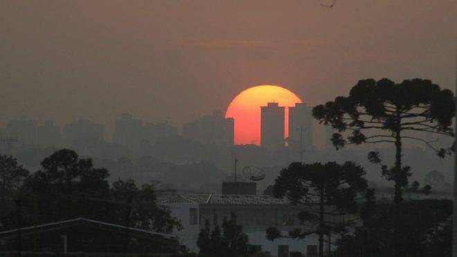 CURITIBA, 07/07/2006 – ARQUIVO PERMANENTE – POR DO SOL – AR CARREGADO DE POLUIÇÃO EM CURITIBA DEVIDO A ESTIAGEM – FOTO: DANIEL CASTELLANO / GAZETA DO POVO
