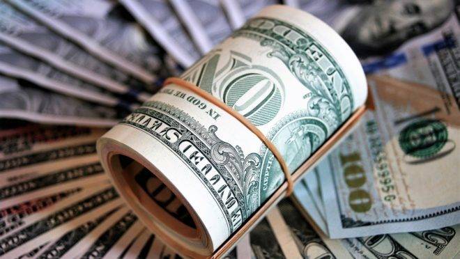 Dólar desvaloriza; Ibovespa fecha em alta