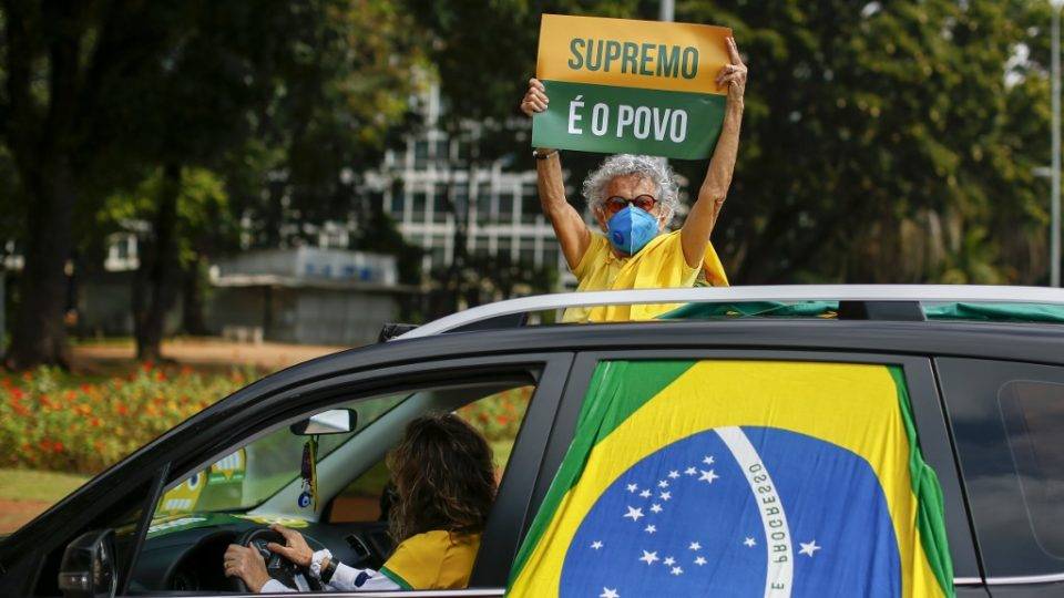 Manifestante em ato pró-Bolsonaro: PM do Ceará teria pedido para motorista tirar bandeira do Brasil do vidro lateral do carro.