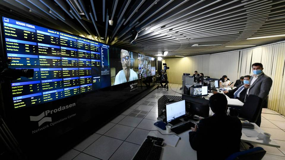 Senado aprova MP que abre crédito para pequenos empresários pagarem salários Sessão remota do Senado Federal aprovou o texto da MP 944, que concede crédito a empresários para custear a folha salarial.