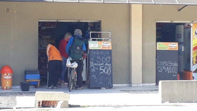 Mercadinho funciona normalmente, após receber visita dos fiscais e prisão do dono em flagrante