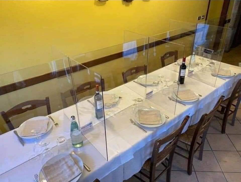 Restaurante Zé Pataco, em Portugal, instalou placas divisórias nas mesas. Foto: Reprodução/Facebook/Ze Pataco Restaurante Zé Pataco, em Portugal, instalou placas divisórias nas mesas. Foto: Reprodução/Facebook/Ze Pataco