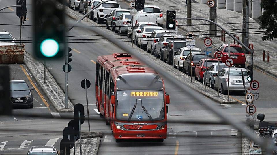 TCE suspende socorro financeiro de Greca às empresas de ônibus TCE suspende socorro financeiro de Greca às empresas de ônibus