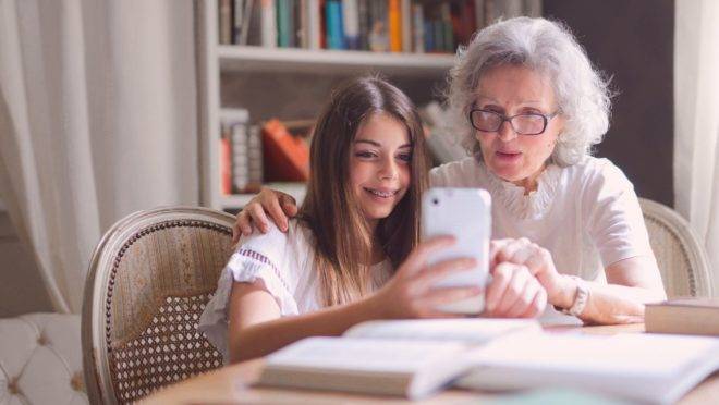 Mesmo à distância, os pais devem manter contato com os filhos e garantir a eles que a mudança é o melhor para sua saúde