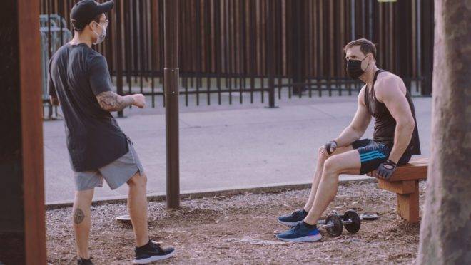 Pode até ser desconfortável, mas fazer exercícios fora de casa exige o uso da máscara, alerta especialista