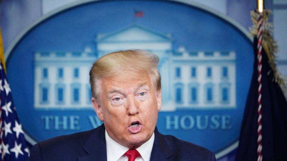 Trump declara que locais de culto são “serviços essenciais” e pede reabertura imediata O presidente dos EUA, Donad Trump, pediu que os governadores permitam a reabertura imediata de igrejas, sinagogas, mesquitas e outros locais de culto, 22 de maio