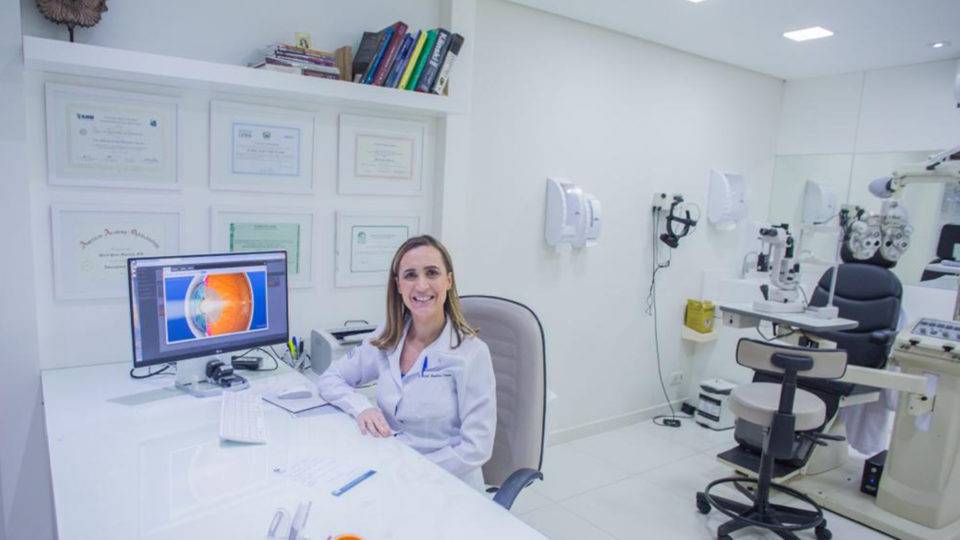 Dra Mariel P. Monclaro Sanson, especialista em glaucoma e catarata do Hospital Barigui de Oftalmologia em Curitiba