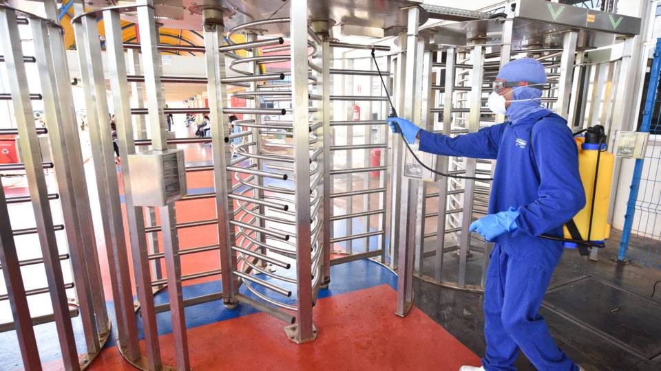 Indústrias adotam novas rotinas para barrar Covid-19 e manter a produção ativa Indústrias adotam novas rotinas para barrar Covid-19 e manter a produção ativa